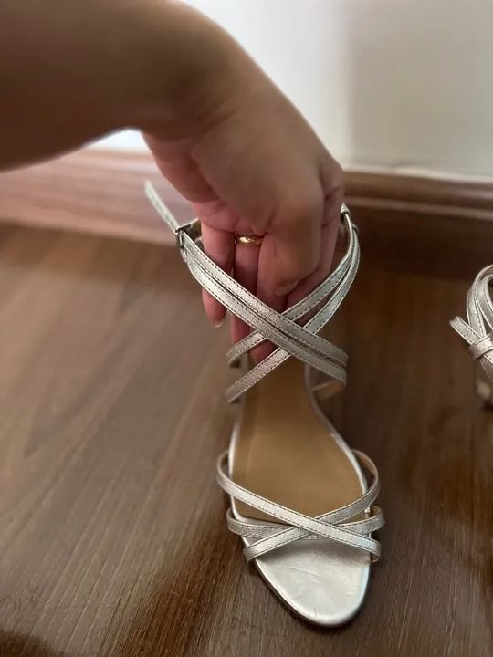 Sandália feminina prata Arezzo 