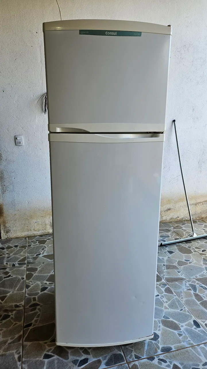 Geladeira Consul Frost Free, com algumas marcas de uso.