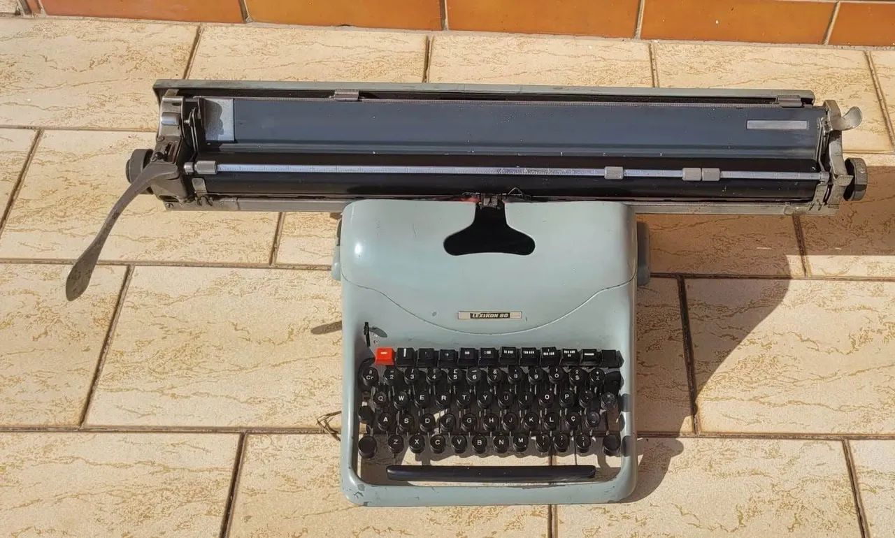 Máquinas de escrever antigas - coleção vintage - Foto 3