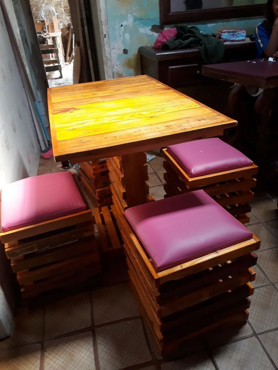 Conjunto de mesa com 3 cadeiras rústicas