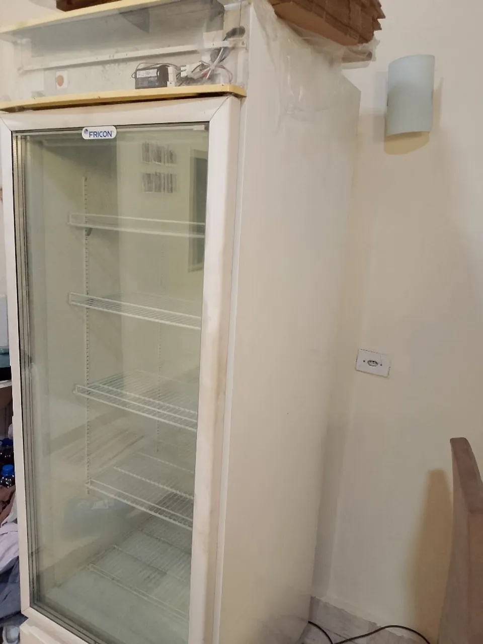 Freezer vertical com porta de vidro Fricon 565 l