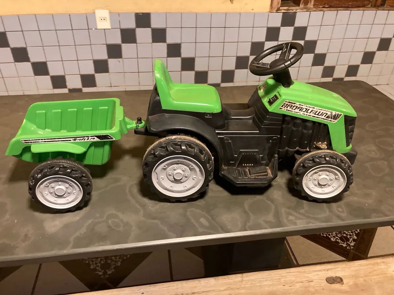 Trator de Brinquedo com Caçamba