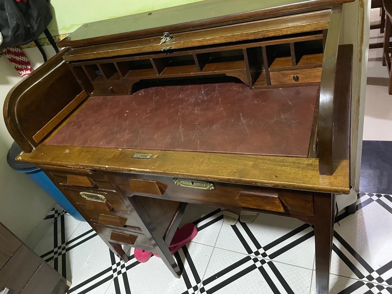 Escrivaninha de madeira antiga