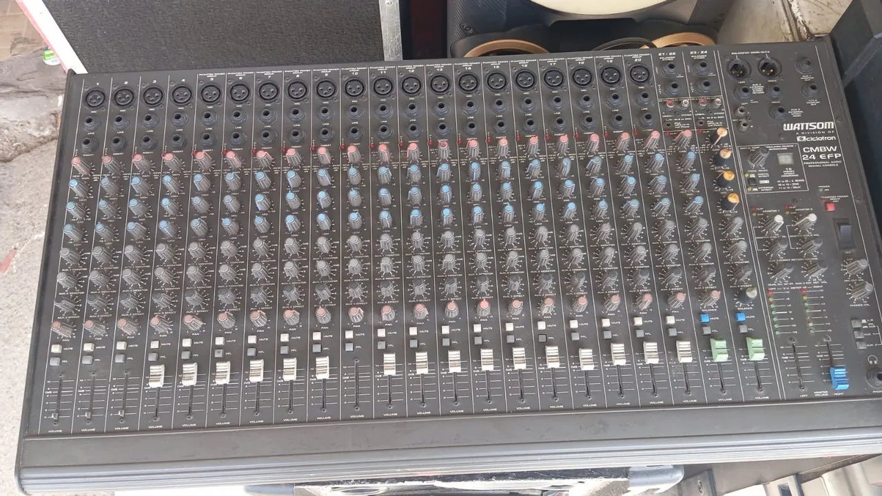 Mesa de som com 24 canais