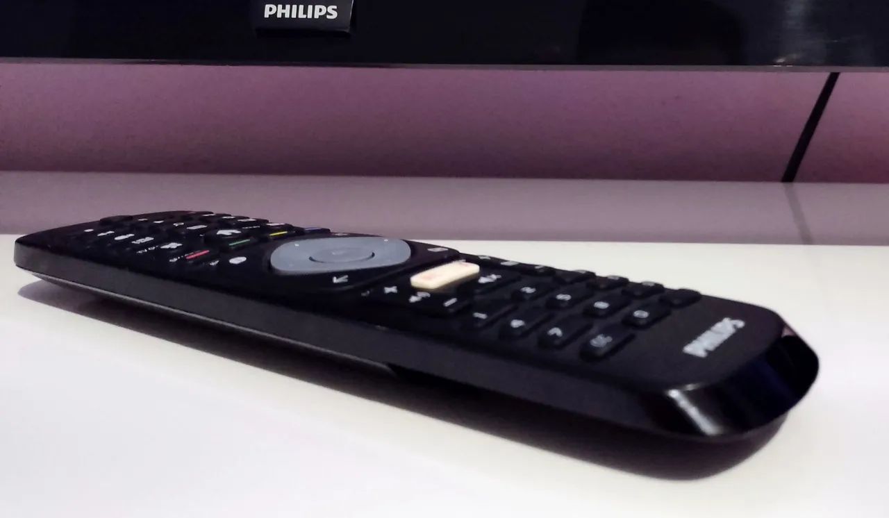 SMART TV PHILIPS 32 POLEGADAS controle e base ( pés) impecável !!64418588161154124