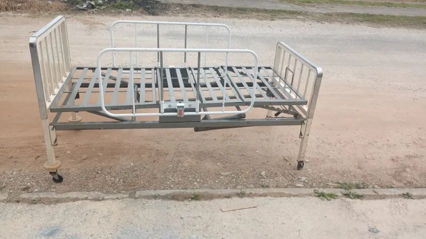 Cama hospitalar usada com marcas de uso funcionando - Foto 3