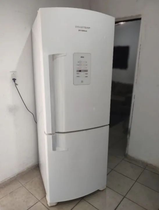 Geladeira inverse de grande porte também troco por uma menor  - Foto 2