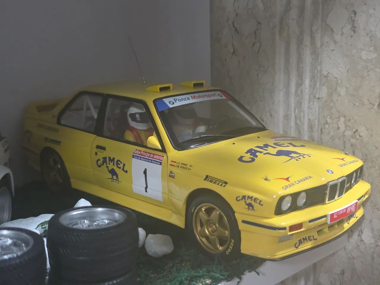 Miniatura 1:18 bmw m3 1990 rally camel com piloto e copiloto