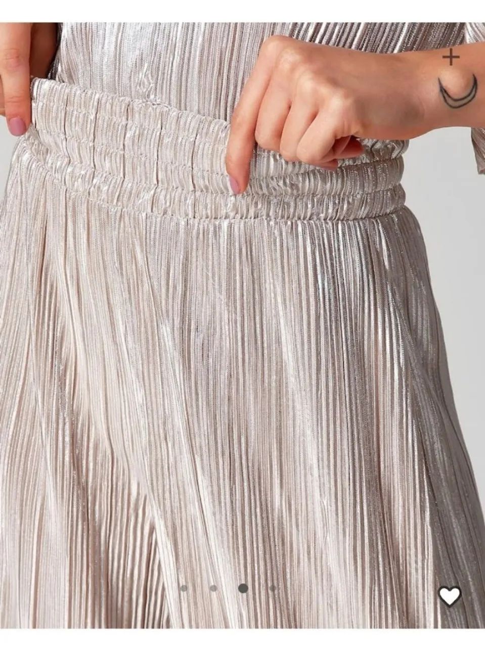 Calça Pantalona Plissada Prateada  - Foto 2