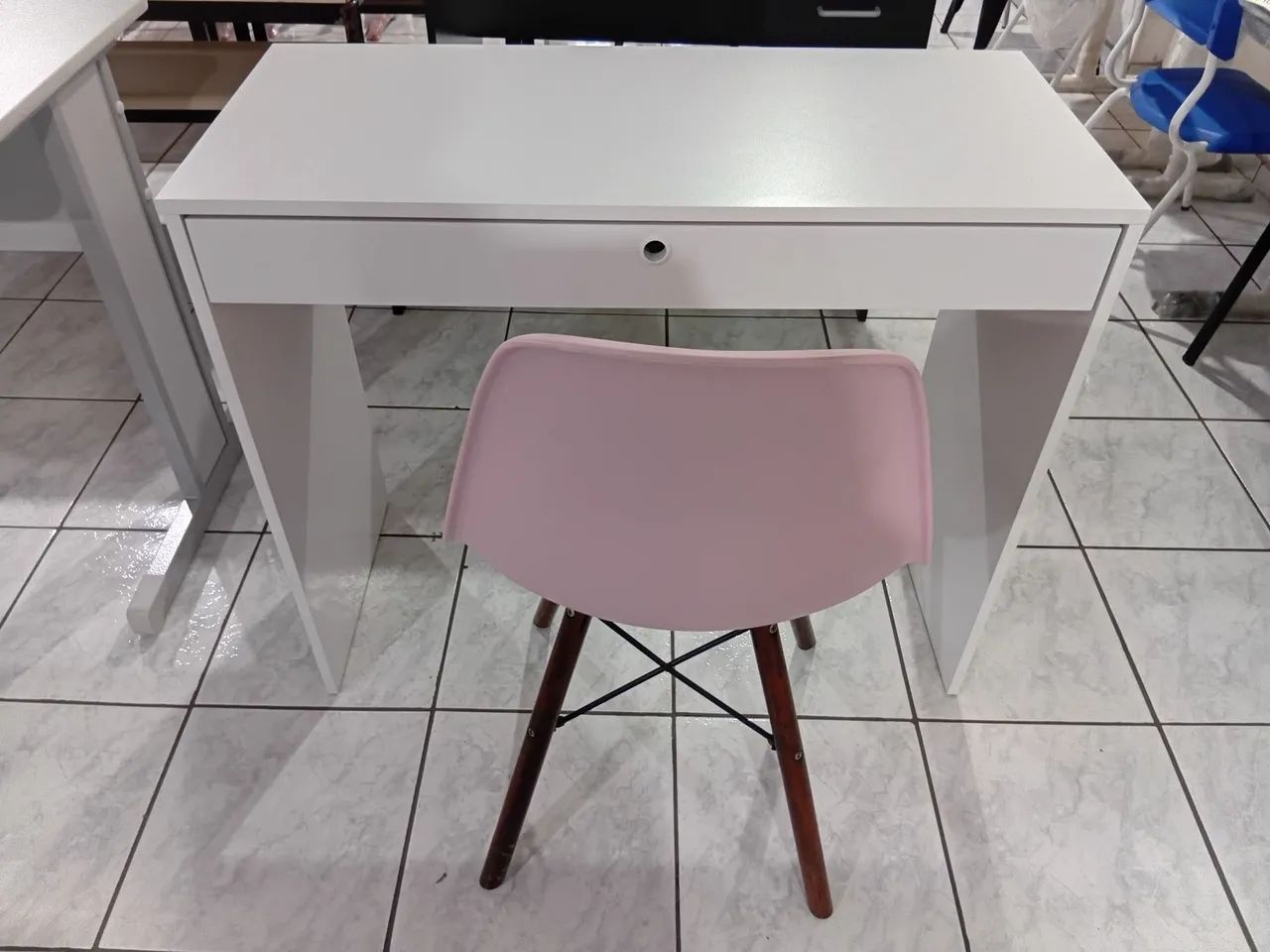 Mesa branca 90cm e cadeira estofada  - Foto 2