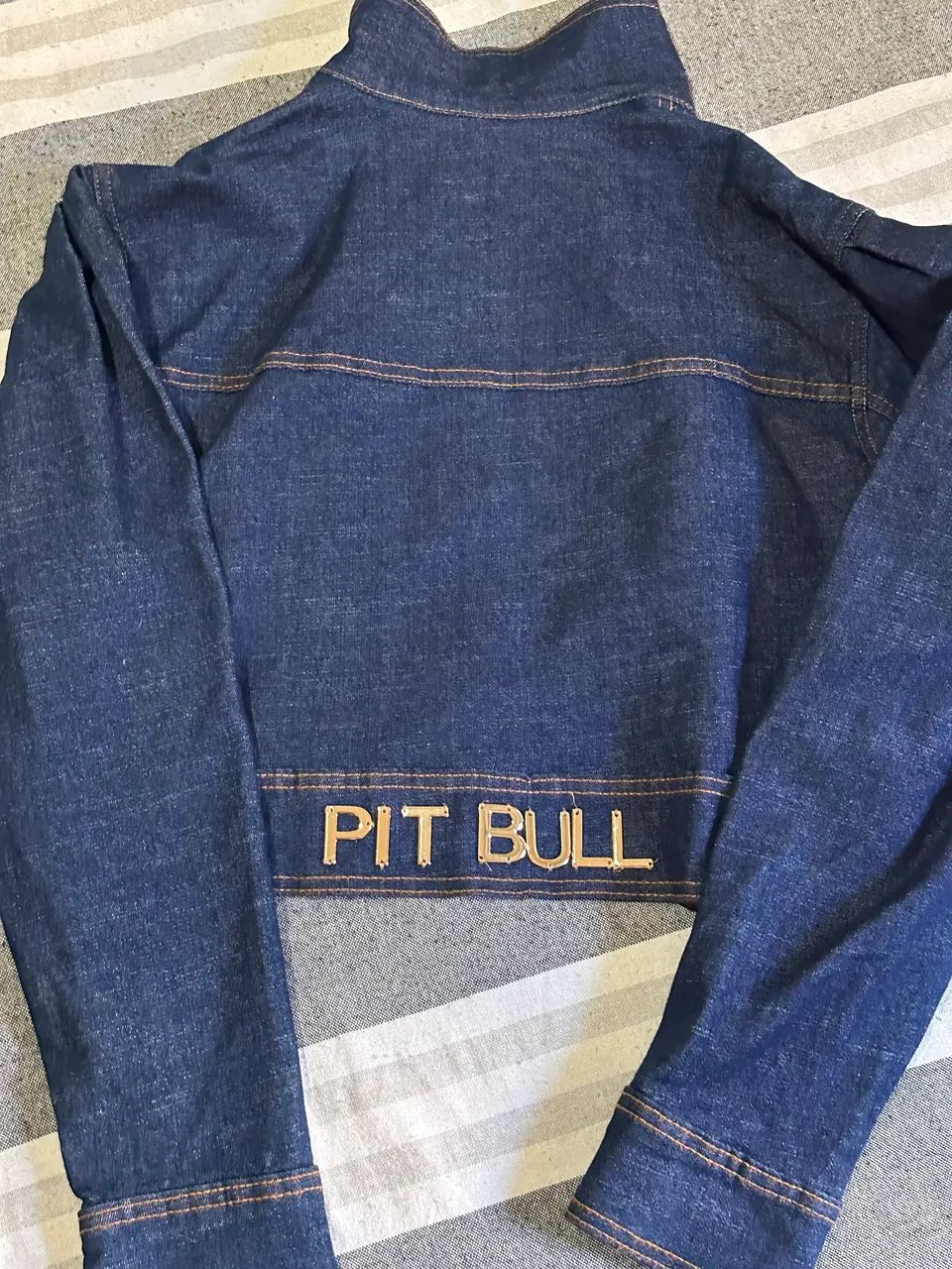 Jaqueta cropped pitbull com logomania nova TAM M - Foto 2