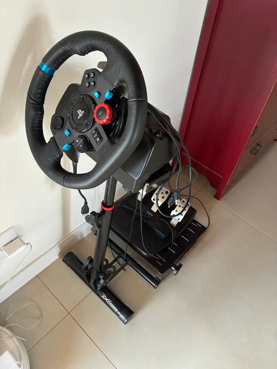 Volante Logitech PS5 com pedal e estante