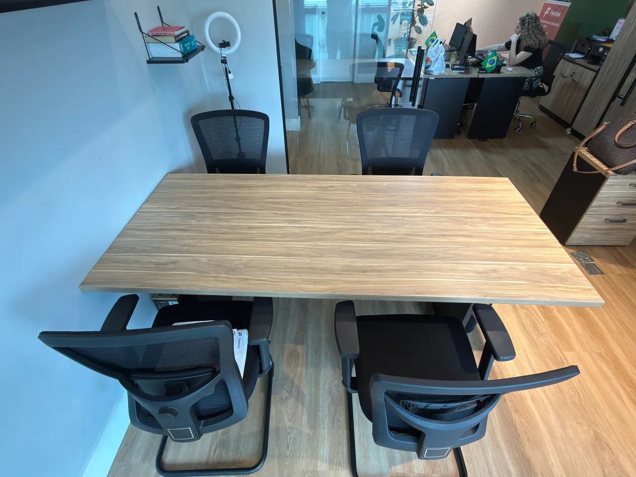Mesa de reunião com cadeiras - Foto 2