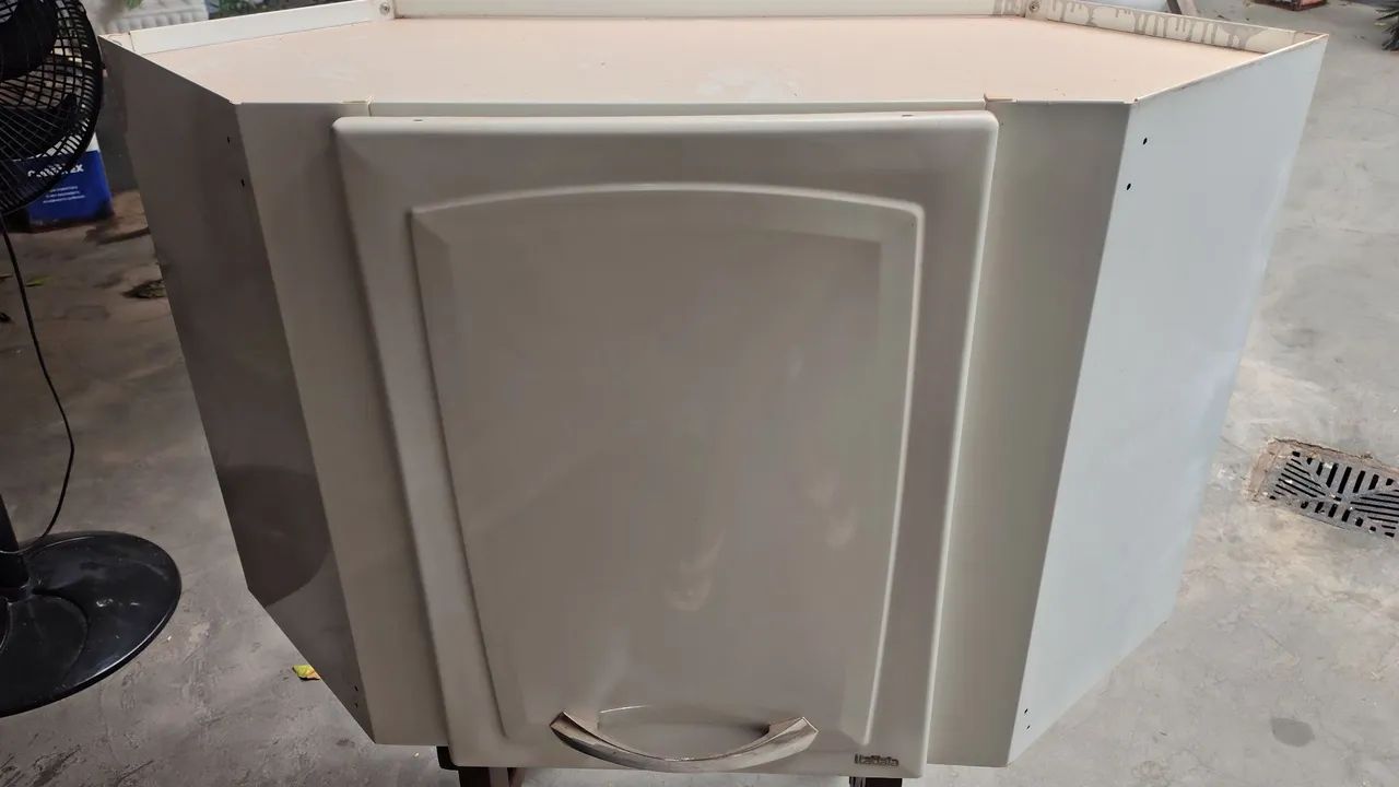 Vendo armário semi - novo