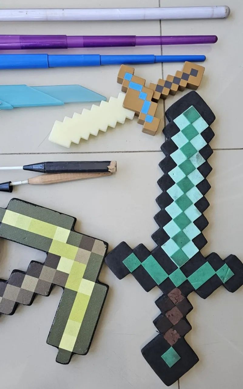 Lote de sabre de luz, espadas e outros brinquedos - Foto 3