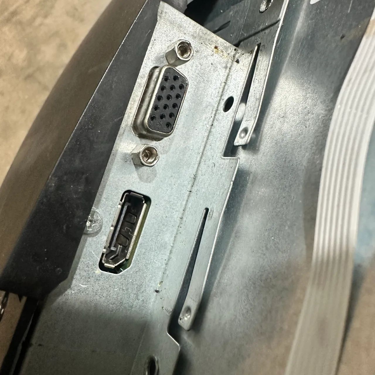 Monitor Dell usada com defeito não tem base carcaça quebrada  - Foto 3