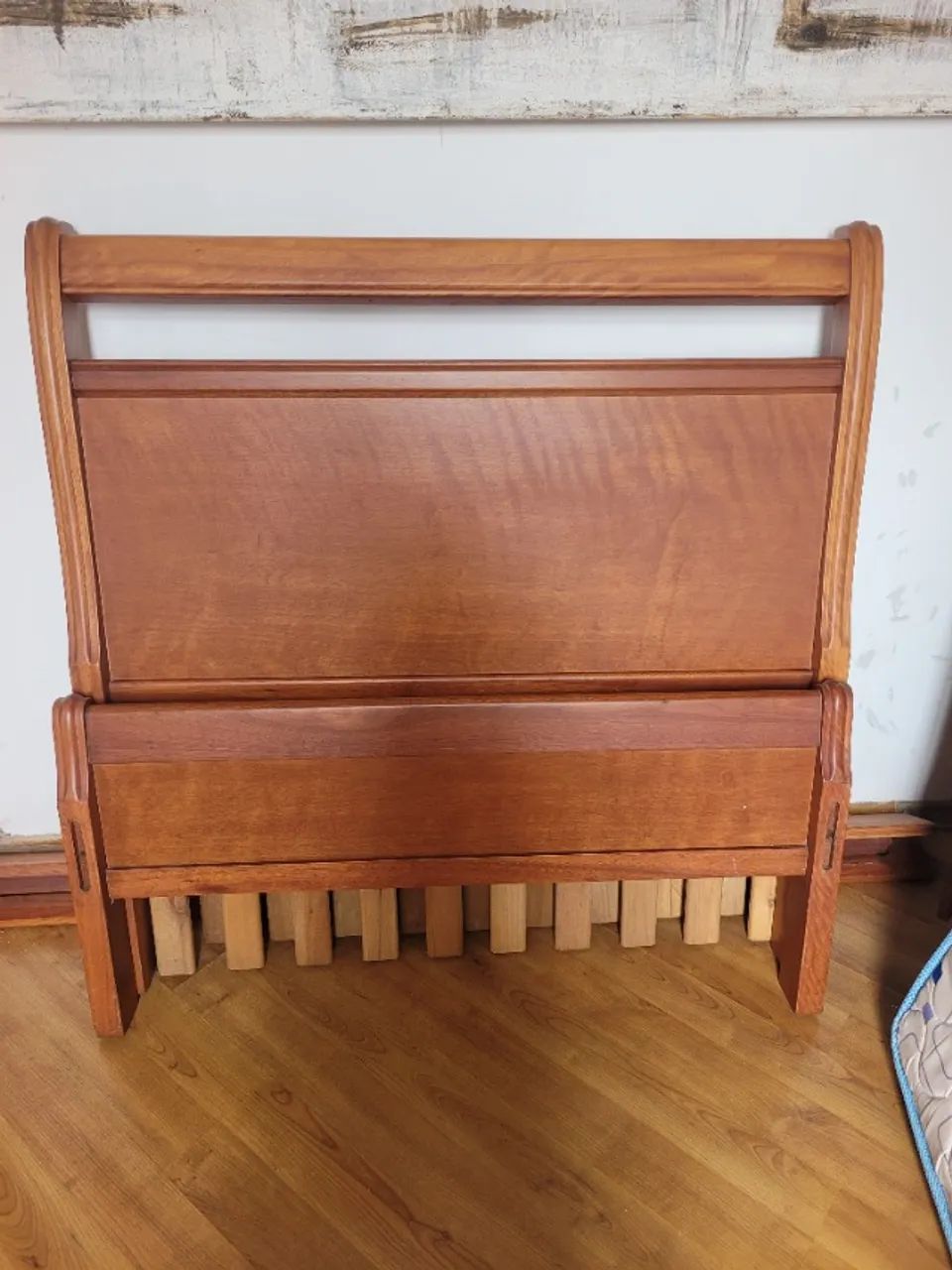 IMPERDÍVEL! Cama de viúva de Madeira maciça. Moderna e nova! 