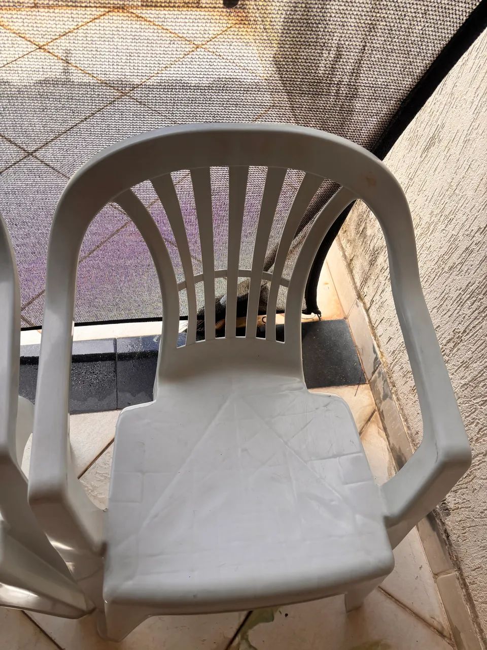 4 Cadeiras de plástico com braço - Foto 4