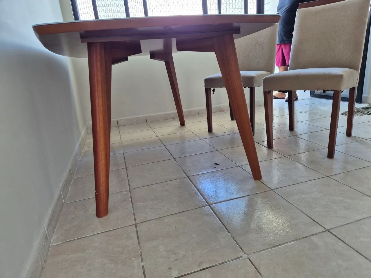 Vendo mesa de jantar em excelente estado 1,80 x 1,10 com 6 cadeiras - Foto 5