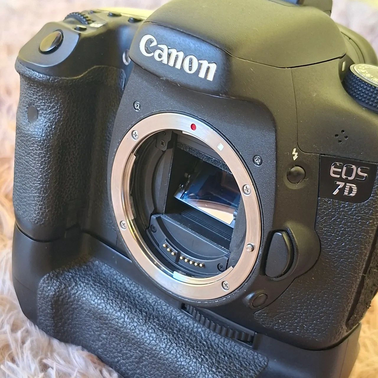Camera canon 7D com grip e 18+55 de brind - Câmeras e Filmadoras