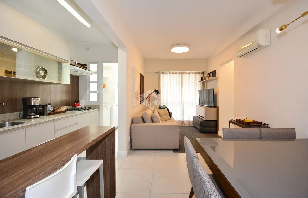 APARTAMENTO SEMIMOBILIADO COM 2 QUARTOS SENDO 1 SUÍTE À VENDA NO ITACORUBI FLORIANÓPOLIS