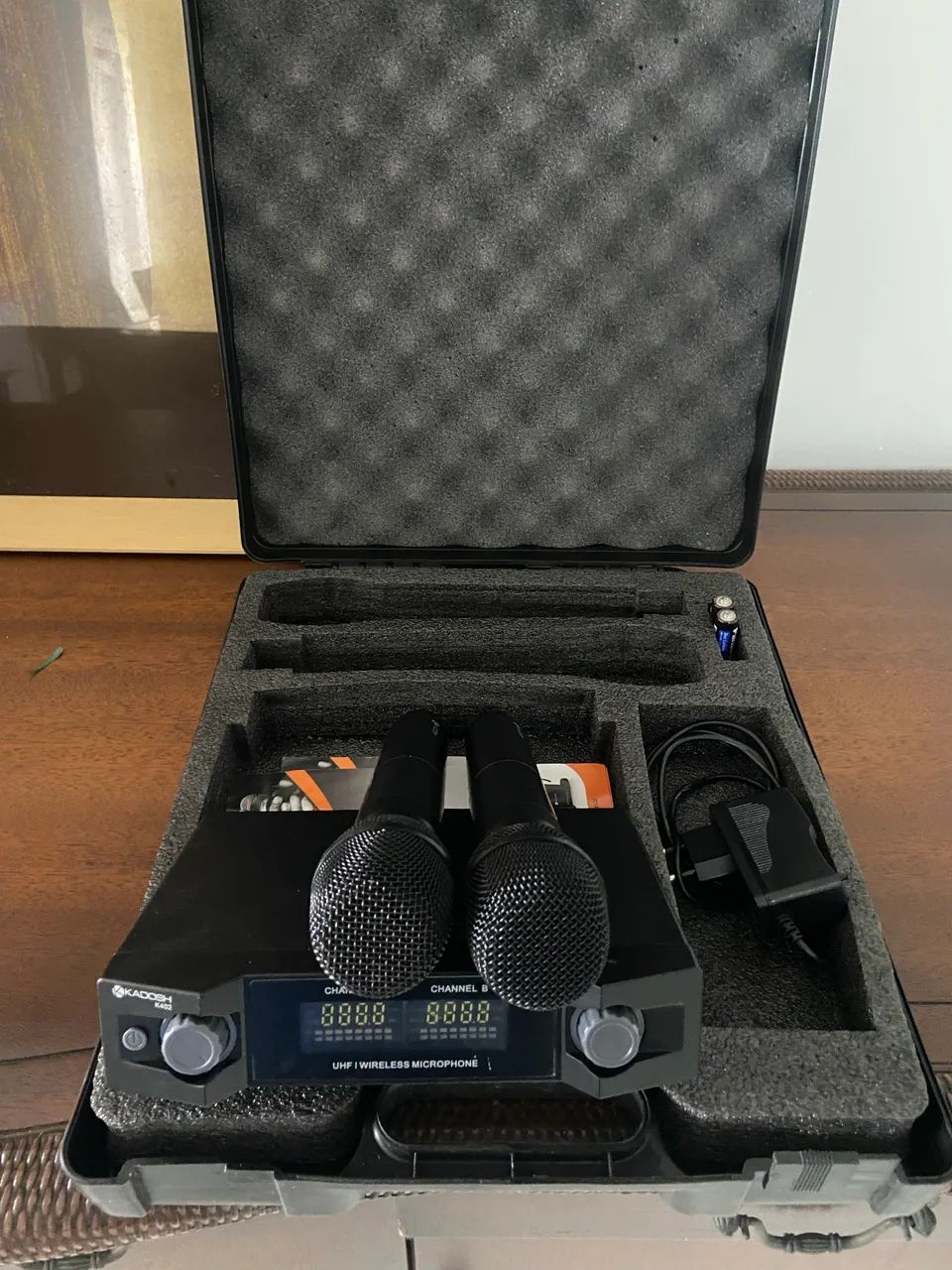 SISTEMA DE MICROFONE KADOSH com 2 microfones um sistema UHF. Microfones sem fio pretos.