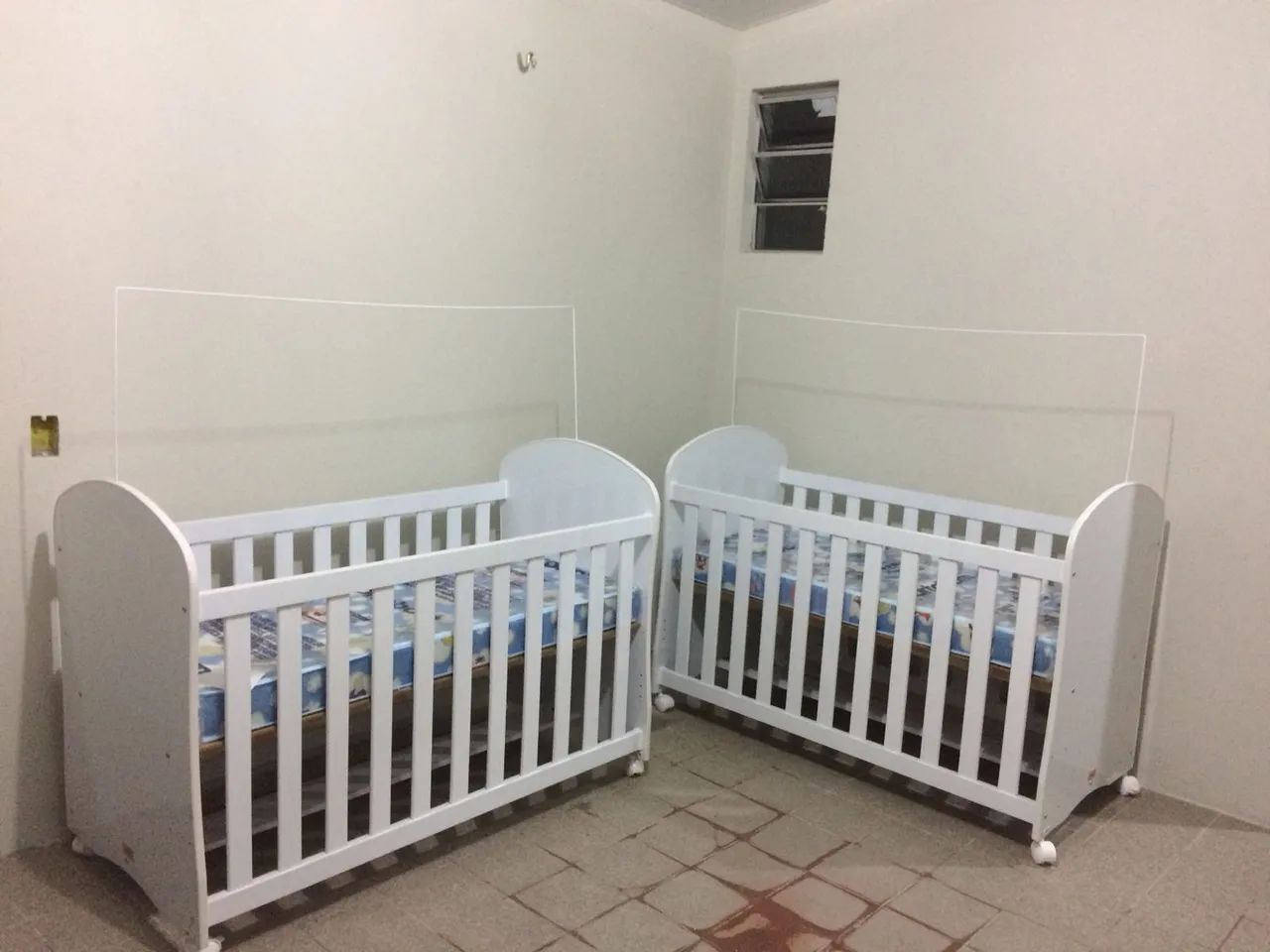 Berço que vira cama e acompanhado do colchão 