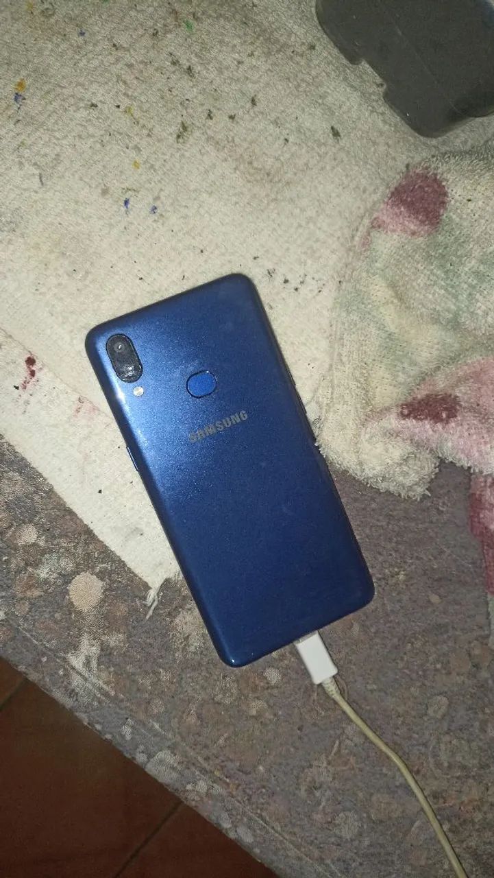 Vender um celular em ótimo estado só tá com  um pouco do visor quebrado mais dá pra usar 