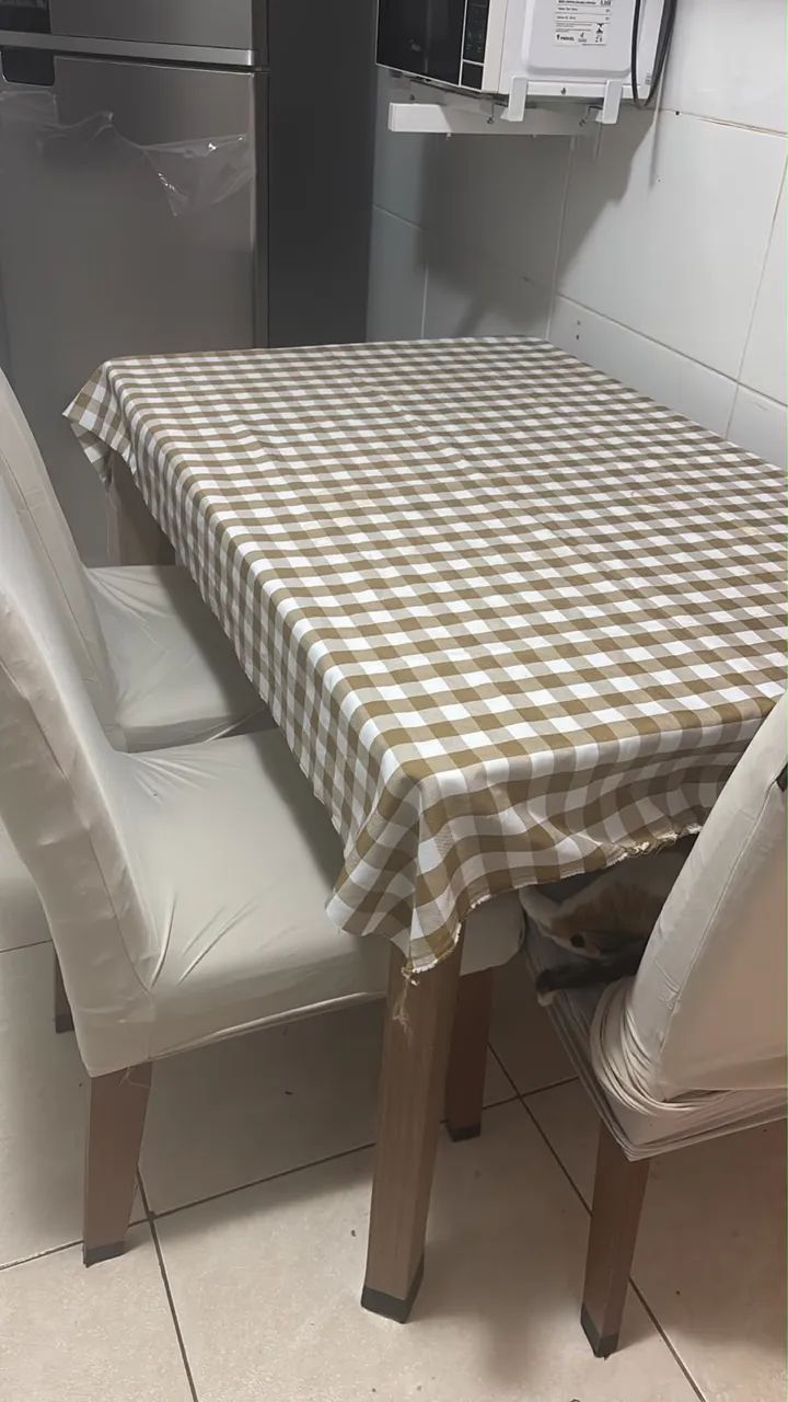 Mesa com 4 cadeiras 