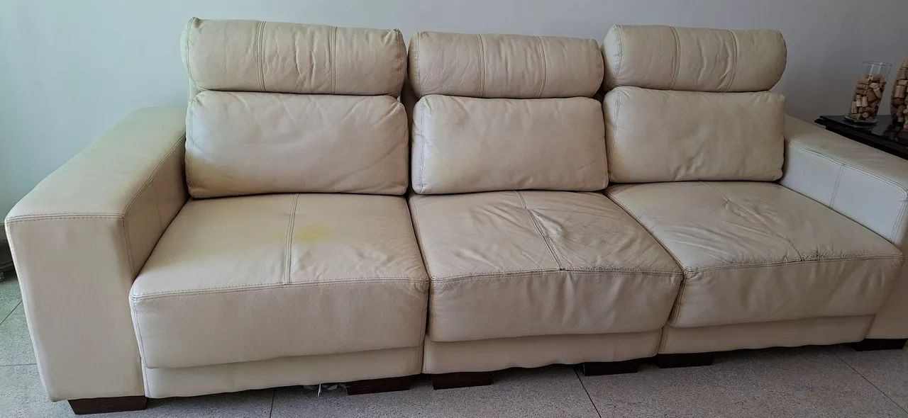 Lindo sofá em coro legítimo, retratil