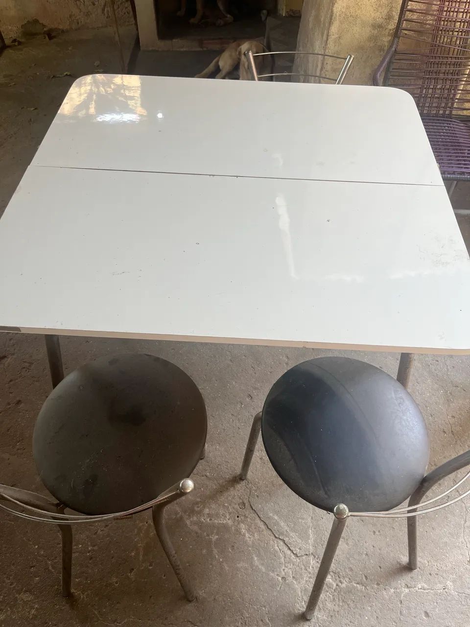 MESA ABRE E FECHA BRANCA COM 4 CADEIRAS - Foto 2