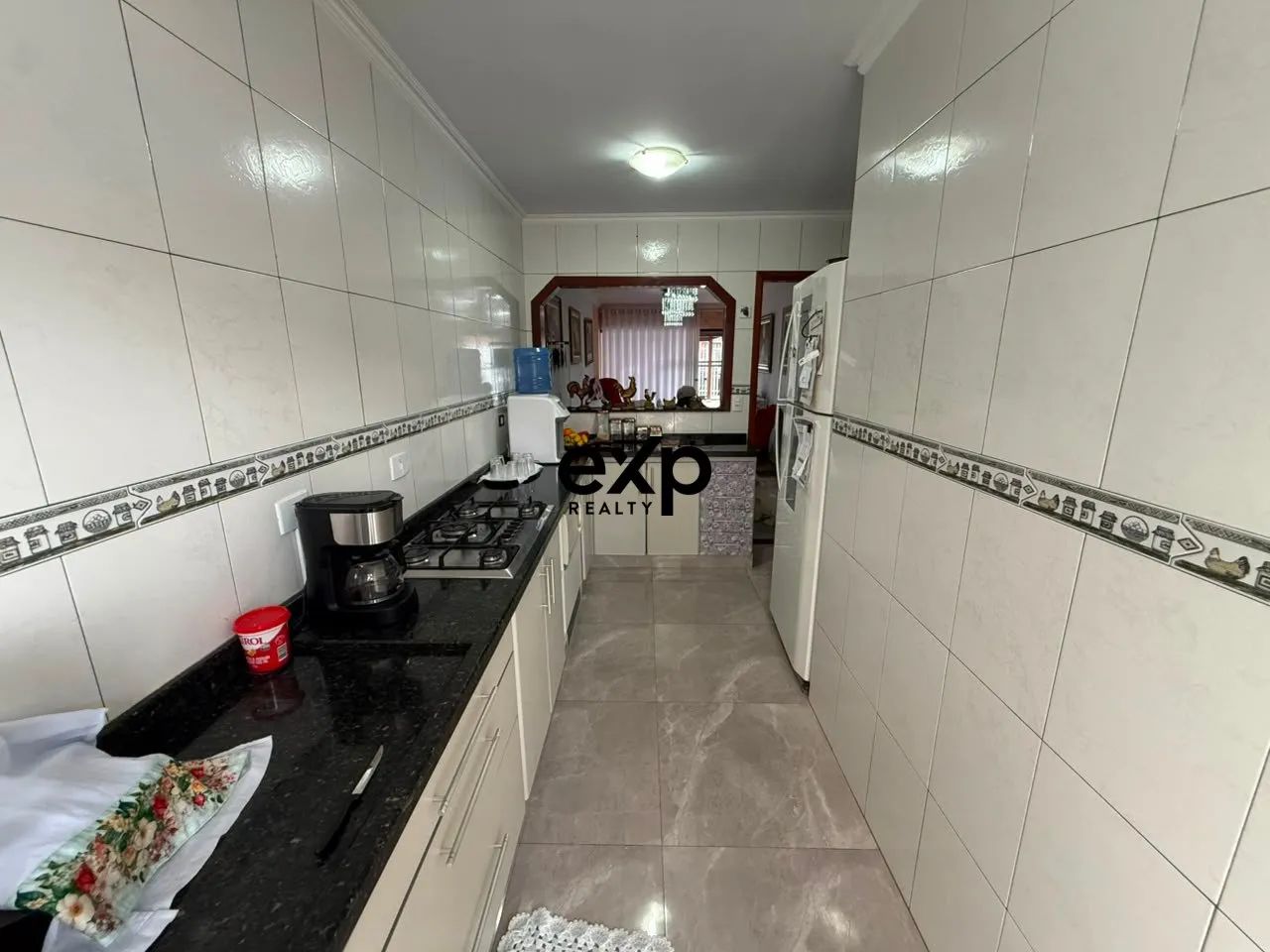 CASA COM 3 QUARTOS, SUÍTE E EDÍCULA COM CHURRASQUEIRA - Foto 4