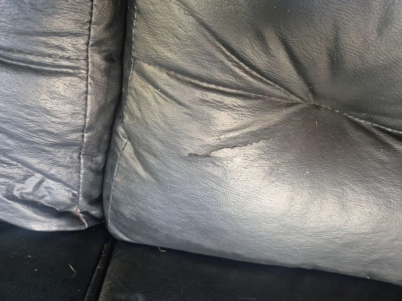 Vendo sofá no courino com detalhes R$350.00 - Foto 5