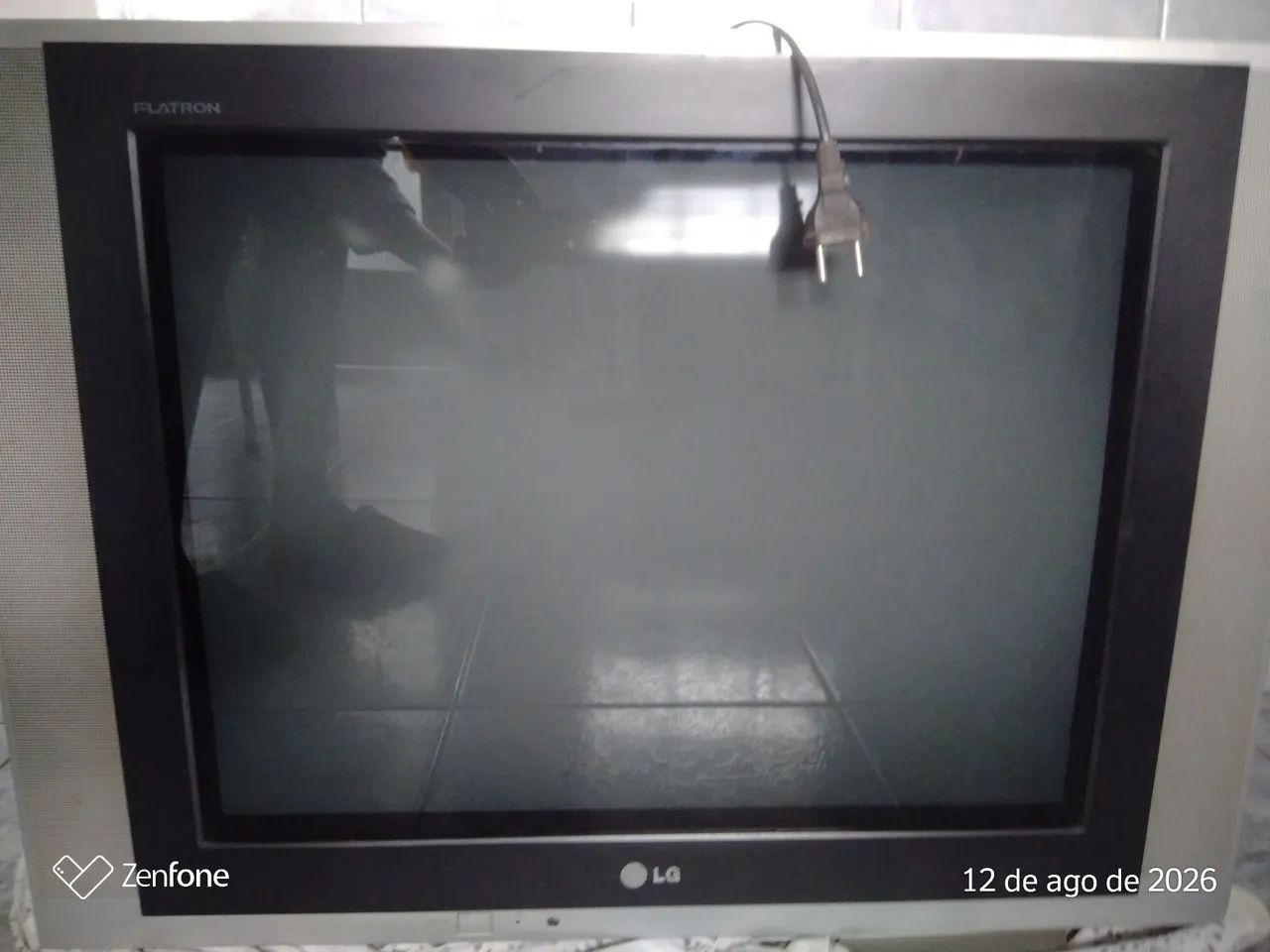 Vendo TV LG Flatron 29 polegadas, modelo 29FE8RL, com tela plana e tecnologia CRT (tubo).