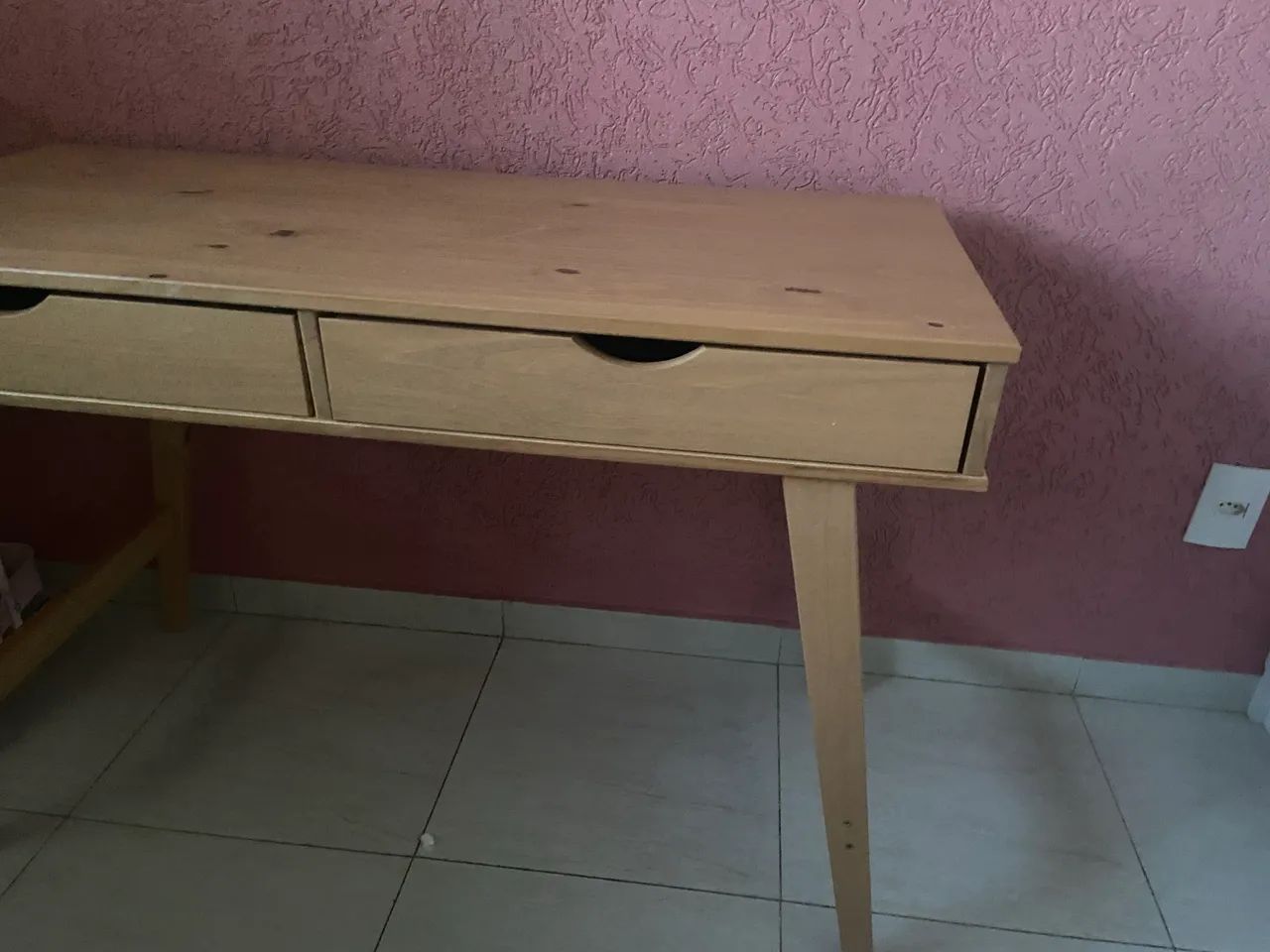 Mesa de madeira com duas gavetas