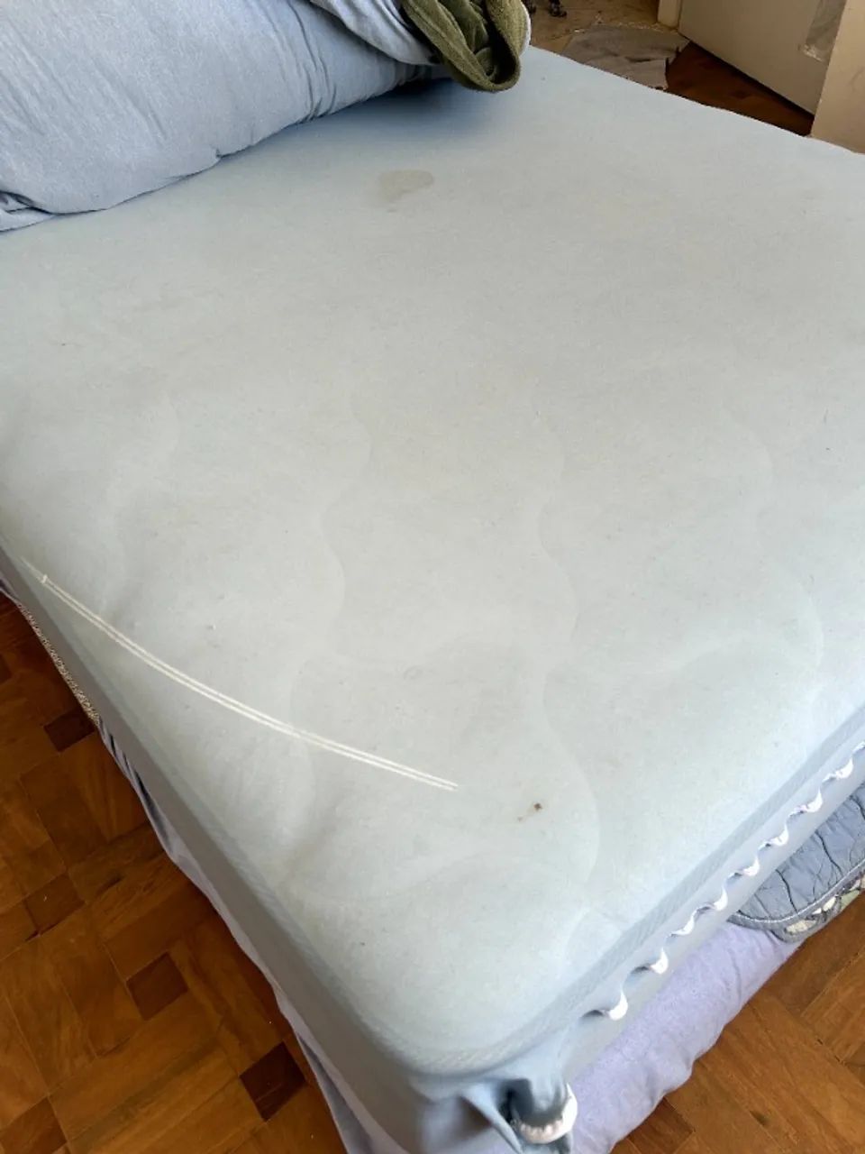 Mesa dinâmica Tok&Stok com tamboretes