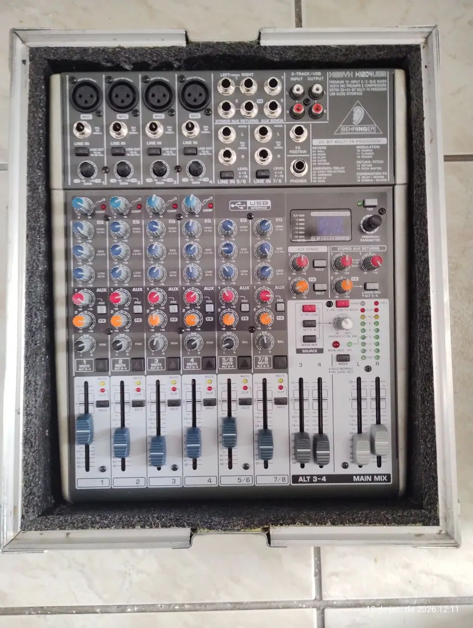 Console Behringer 1204 USB Xenyx de mistura, com case. 