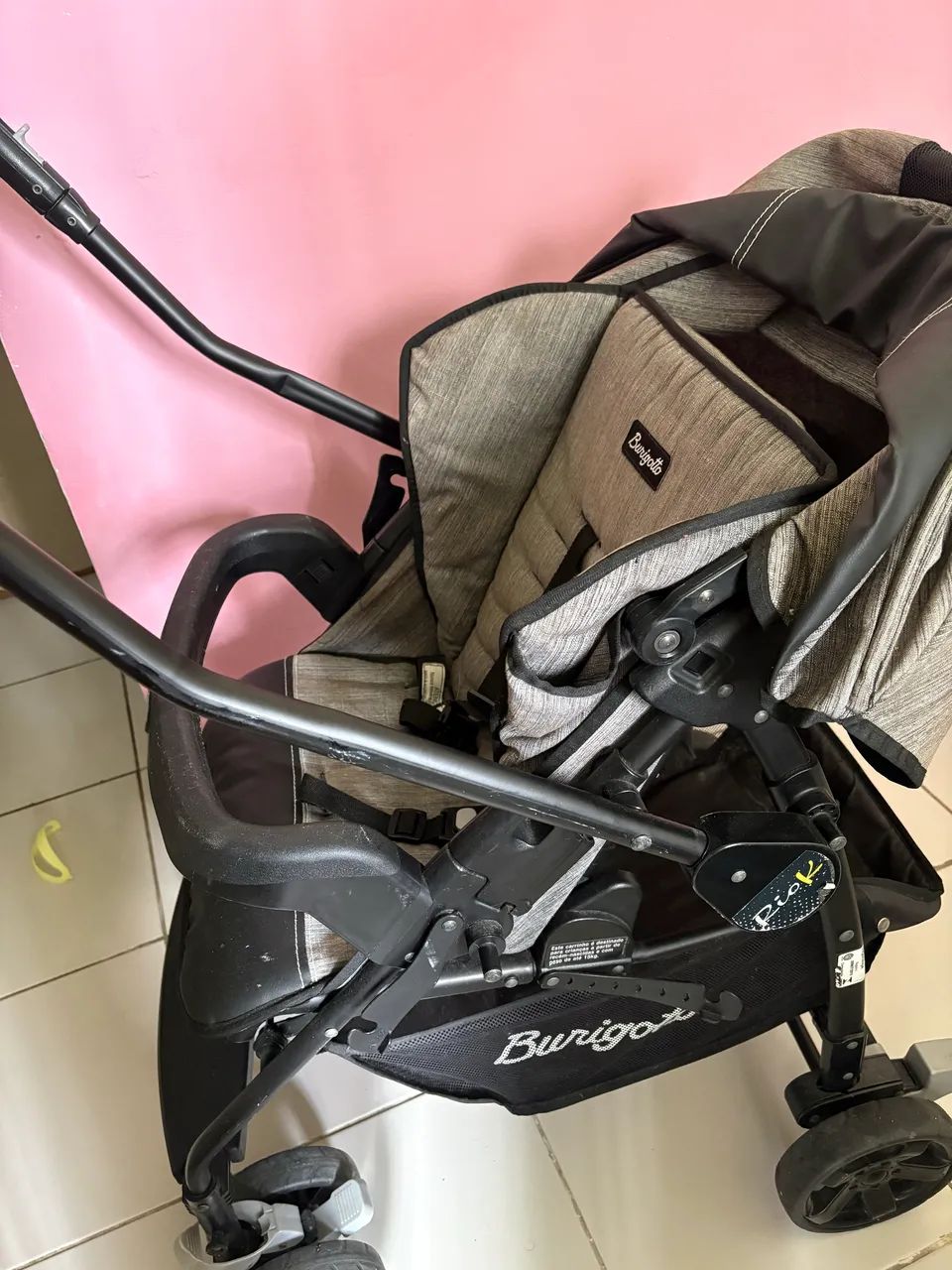 Carrinho de bebê com bebê conforto  - Foto 2