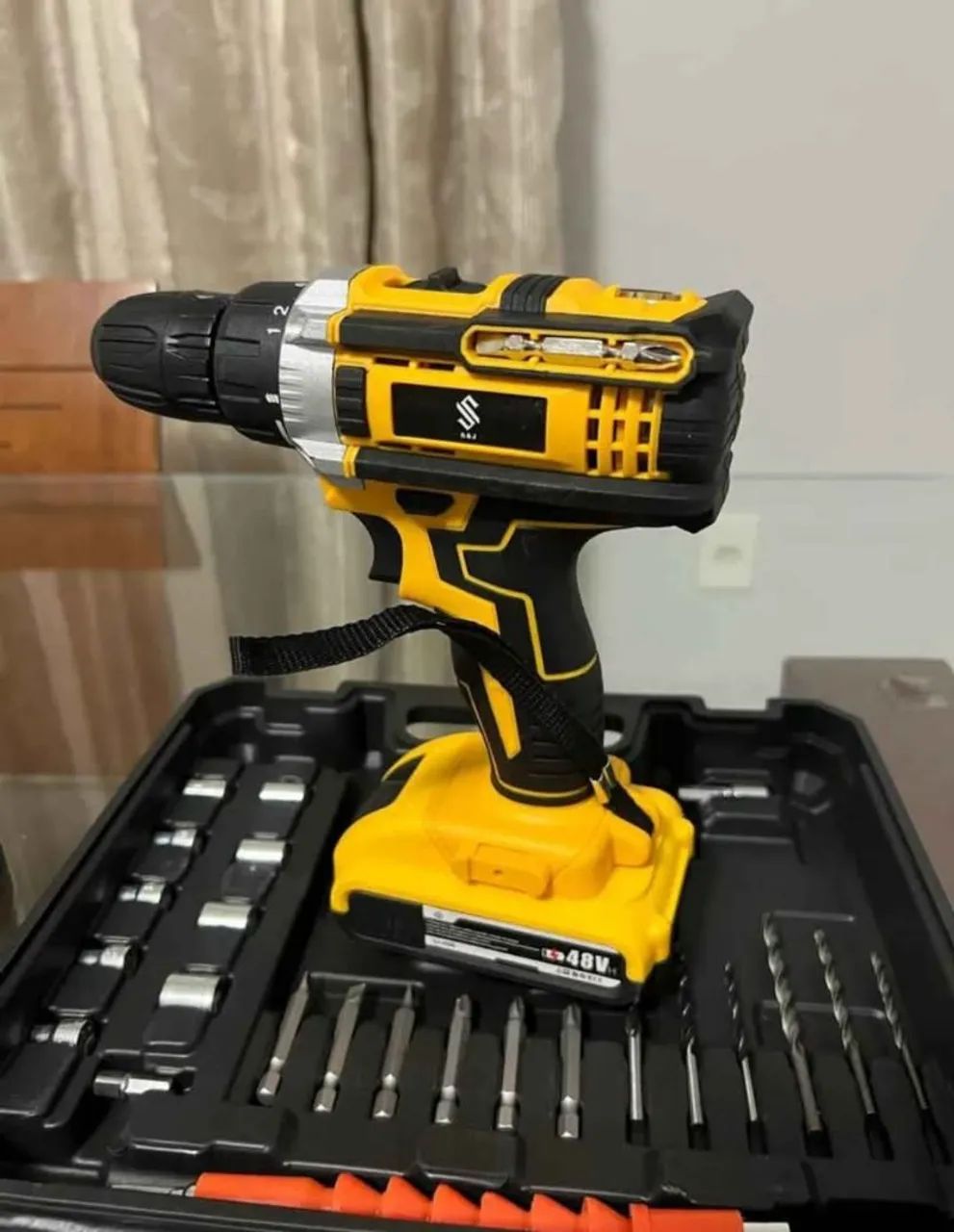 Parafusadeira 48w com estojo mais 26 itens e bateria extra