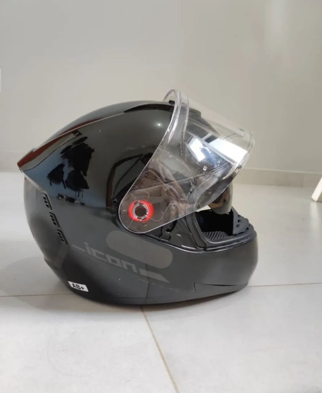 Vendo 2 capacetes da Icon - Foto 3