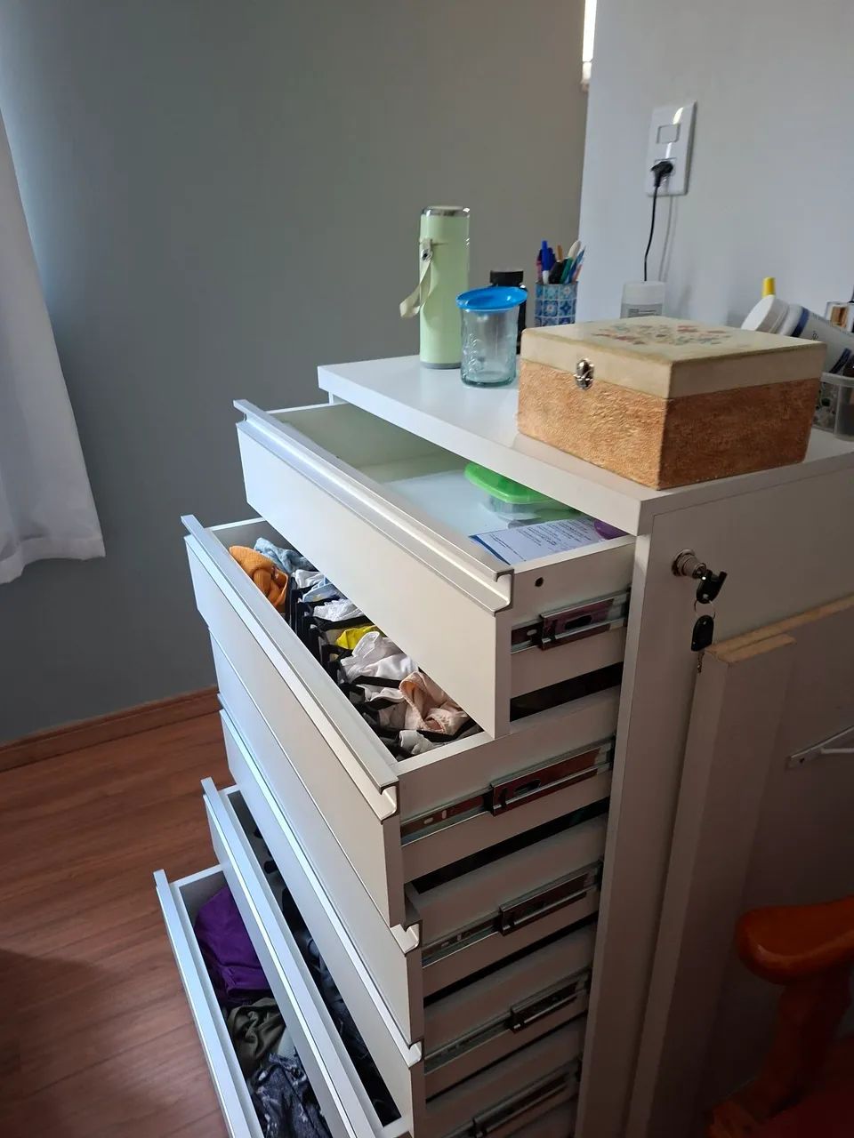 Vendo linda comoda em MDF  com chave e rodinhas  - Foto 2