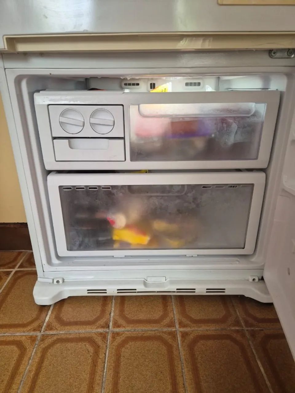 Geladeira Samsung Inverse Frost Free Inverter 110v c/ Dispenser de água na porta - Foto 5