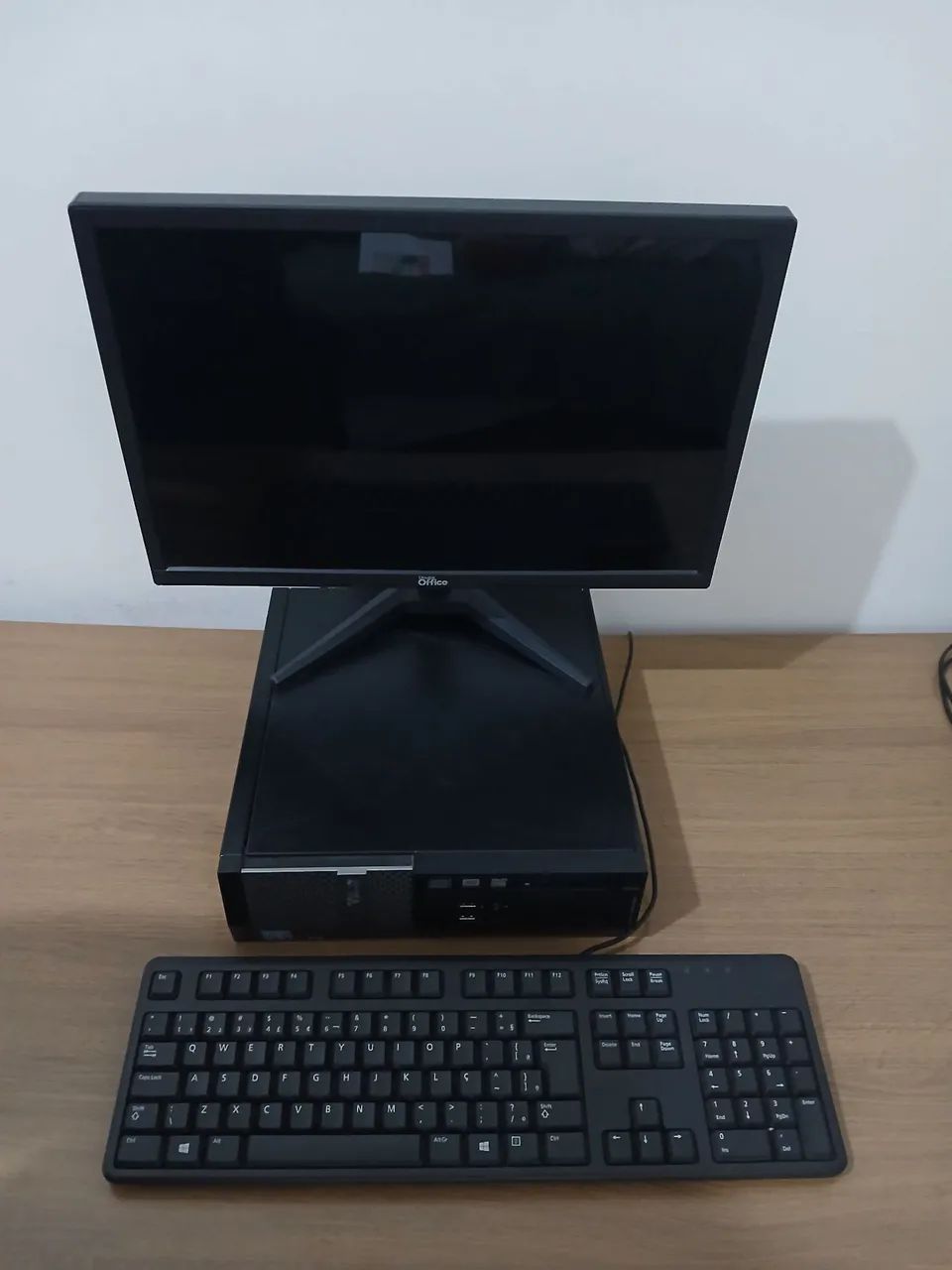 Computador Dell com monitor e teclado