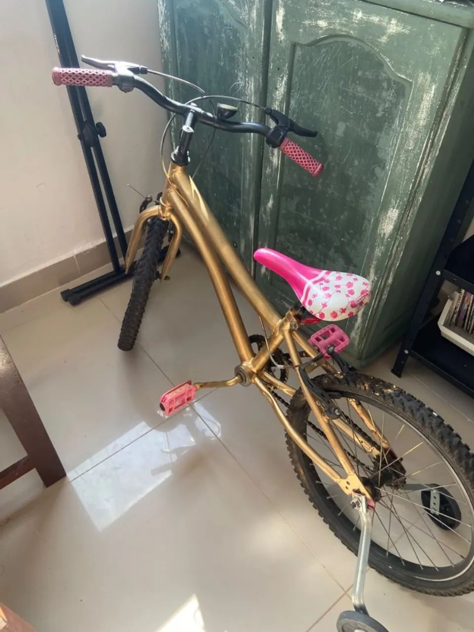 Bicicleta infantil com rodinhas 