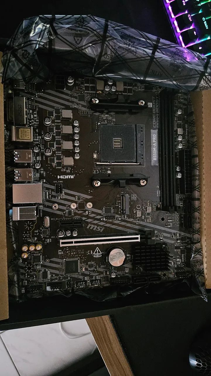 Placa-Mãe MSI B550M-A PRO AM4 - NOVA / Sem Uso (Na Caixa Completa) - Foto 3