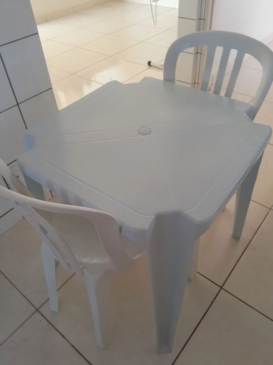 Mesa com 2 cadeiras de plastico 