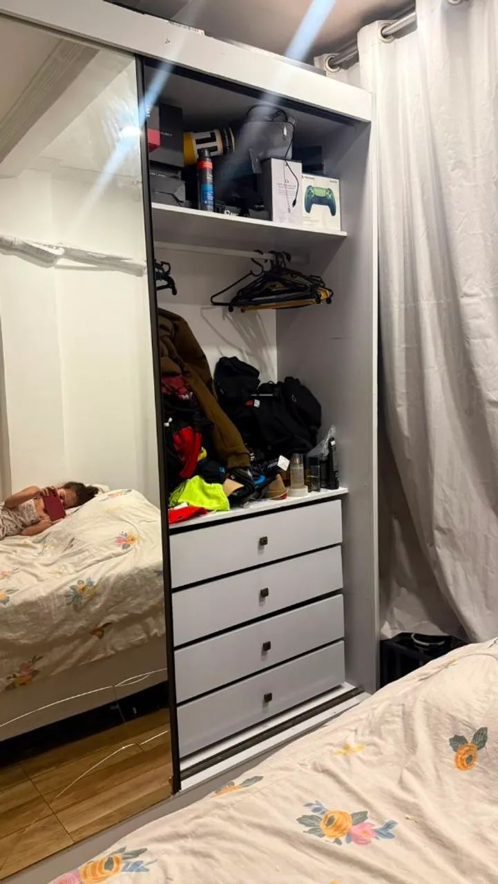 Guarda roupa com  porta de correr 