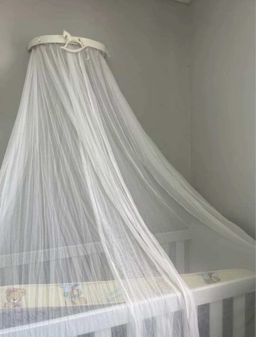 Berço (com colchão ) e dorsel e mosquiteiro 