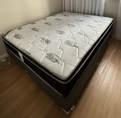 Cama de casal Ortobom Queen Size box e colchão excelente estado.