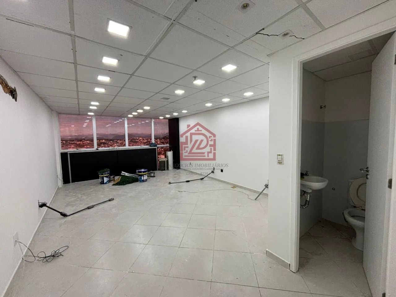 Sala Comercial à Venda e Aluguel em Imbetiba, Macaé  29m²